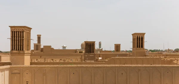 Panoramablick auf Badgirs und Moscheen von yazd, iran — Stockfoto
