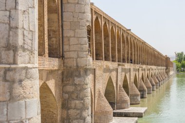 Si-o-Seh Pol, Isfahan, İran'ın 33 kemerli köprü