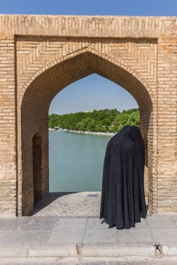 Si-o-Seh Pol, Isfahan, İran'ın 33 kemerli köprü