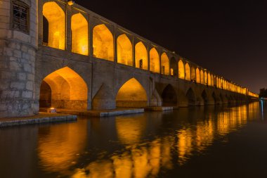 Si-o-Seh Pol, Isfahan, İran'ın 33 kemerli köprü
