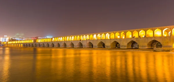 El Si-o-Seh Pol, El Puente de los 33 Arcos, en Isfahán, Irán — Foto de Stock