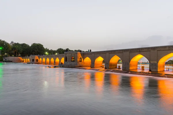 A antiga ponte Joui (Pol-e-Joui ou Choobi), em Isfahan, Irão — Fotografia de Stock