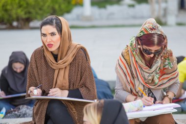 Nakş-ı Cihan Meydanı Isfahan, İran'ın ' boya kadınlar.