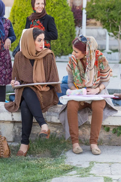 Γυναίκες που ζωγραφίζει στην πλατεία Naqsh-e Jahan Ισφαχάν, Ιράν. — Φωτογραφία Αρχείου