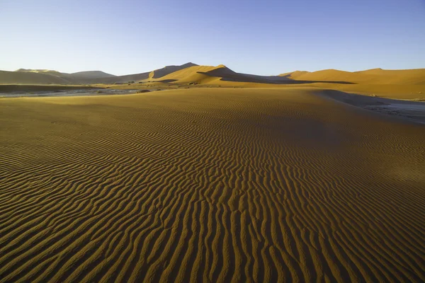Sossusvlei, 나미비아 나 미 브 사막에 있는 붉은 모래 언덕의 보기 — 스톡 사진
