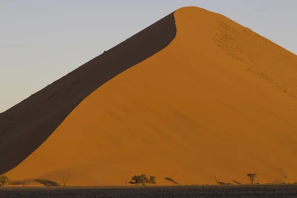 De top van een rode Duin in de Namib woestijn, in Sossusvlei, Nami — Stockfoto