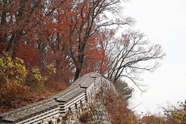 Burası Kore 'deki Namhansanseong.