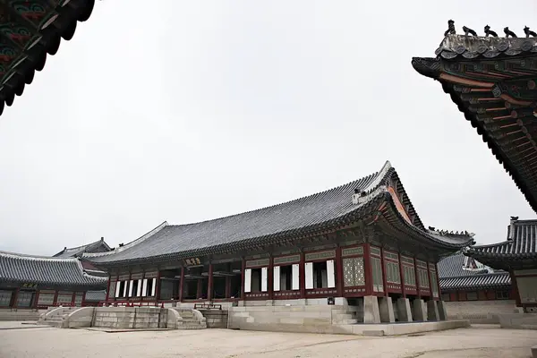 これは韓国の宮殿である景福宮です — ストック写真