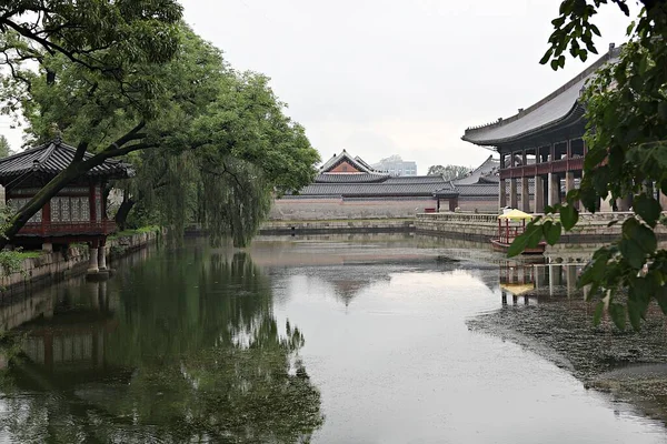 これは韓国の宮殿である景福宮です — ストック写真