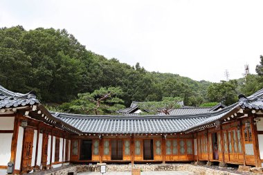 Burası geleneksel bir Kore evi.