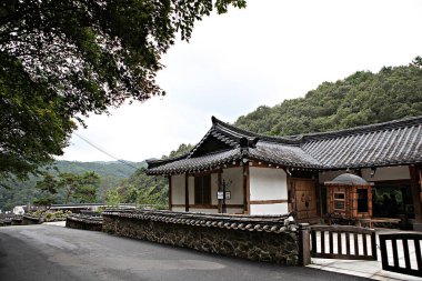 Burası geleneksel bir Kore evi.