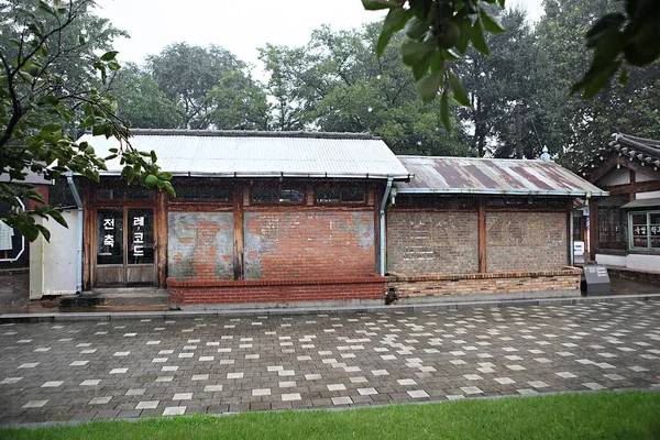 Edificio Che Recresting Vecchio Stor Coreano — Foto Stock