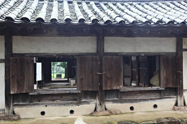 一座让老韩国人倒地的建筑 — 图库照片