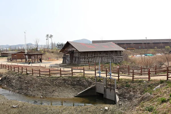 これは韓国の塩を保管する倉庫です — ストック写真