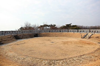 Kore 'yi koruyan küçük bir kale..