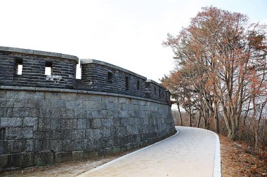 Kore 'yi koruyan küçük bir kale..