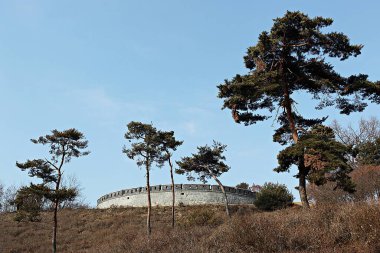 Kore 'yi koruyan küçük bir kale..