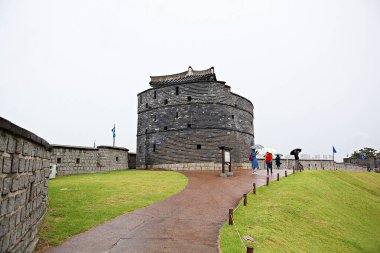 Kore 'yi savunmak için şok asittir.