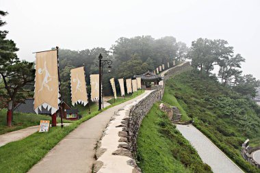 Kore 'yi düşmanlardan korumak için şok asit gibidir.