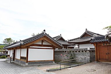 Burası geleneksel bir Kore evi.