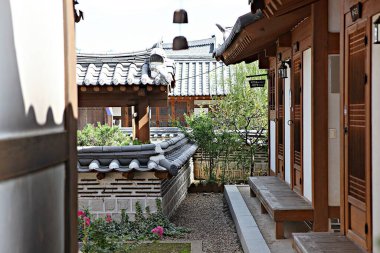 Burası geleneksel bir Kore evi.