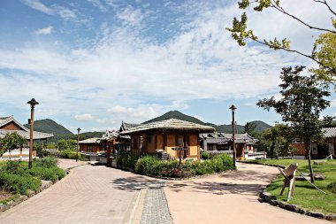 Burası geleneksel bir Kore evi.