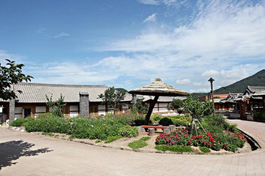 Burası geleneksel bir Kore evi.