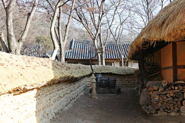 Burası Kore halk köyü.