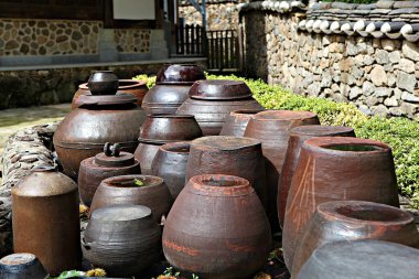 Dünya ve kıvrımlı kavanozdan yapılmış Kore kültürü