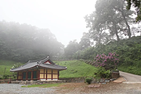 これは韓国の仏教寺院です — ストック写真