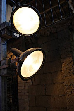 Kore 'de eski bir binada bir fener.