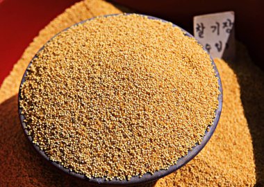 Geleneksel pazarlarda satılan karışık tahıl.