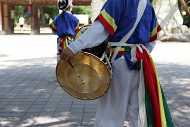 Bu geleneksel Kore Hanbok 'u.