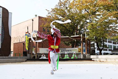 Geleneksel Kore maskeli dansı..