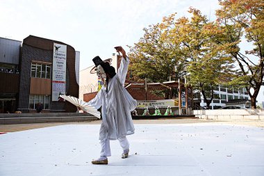 Geleneksel Kore maskeli dansı..