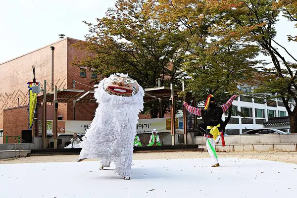 伝統的な韓国の仮面舞踊です — ストック写真