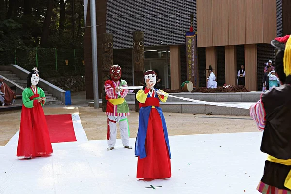 伝統的な韓国の仮面舞踊です — ストック写真