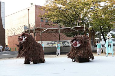 Geleneksel Kore maskeli dansı.