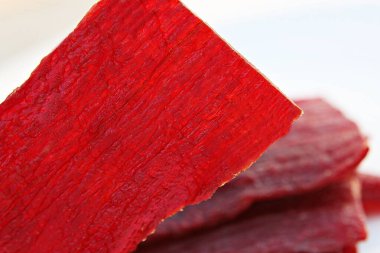 Kore yemeğiyle kurutulmuş kurutulmuş sığır eti.