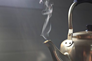 Ocaktaki bir çaydanlıktan gelen sıcak su.