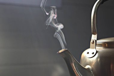 Ocaktaki bir çaydanlıktan gelen sıcak su.