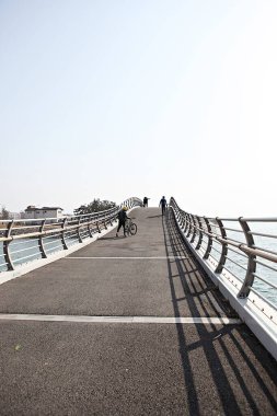 Bu Kore 'deki Sihwa Gölü Parkı' nda bisiklet yolu.