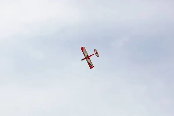 Ένα Μοντέλο Αεροπλάνου Που Πετά Στον Ουρανό — Φωτογραφία Αρχείου