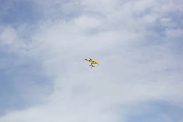 在空中飞行的模型飞机 — 图库照片