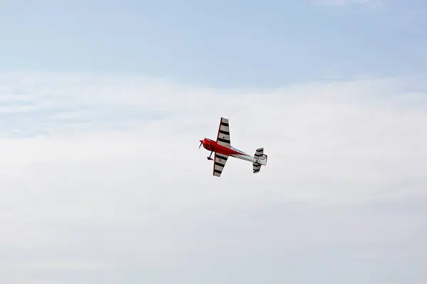 在空中飞行的模型飞机 — 图库照片