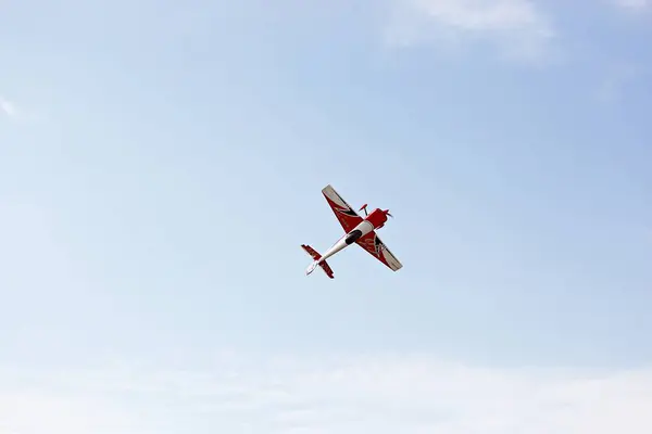 在空中飞行的模型飞机 — 图库照片