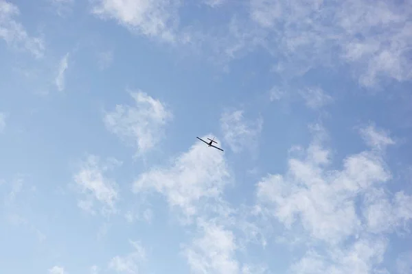 Ένα Μοντέλο Αεροπλάνου Που Πετά Στον Ουρανό — Φωτογραφία Αρχείου