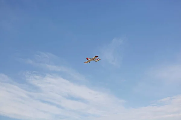 Модель Самолета Летящего Небе — стоковое фото