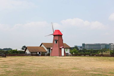  Kore yel değirmeni.