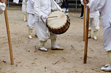 Sokaktaki bir grup insan.